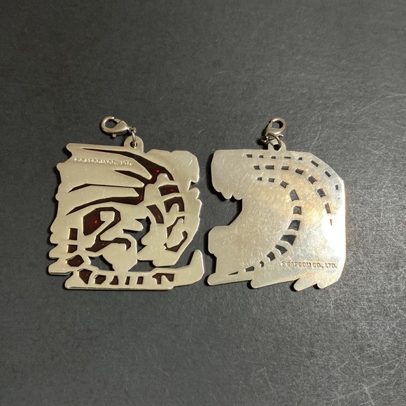 🖤CAPCOM💕2ea Pendants(charms) - Picture 8 of 12